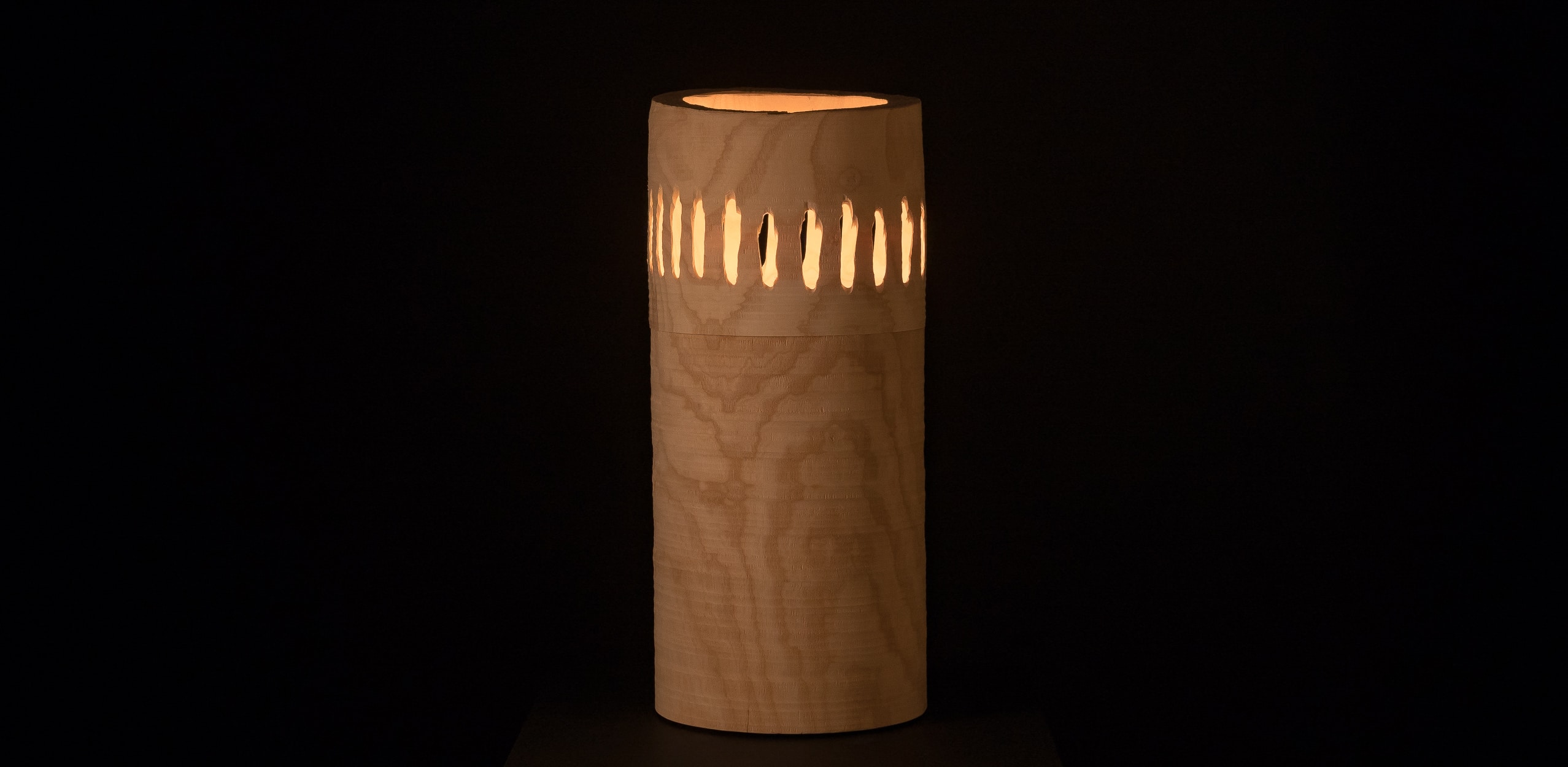 Eine leuchtende Urne aus Eschenholz