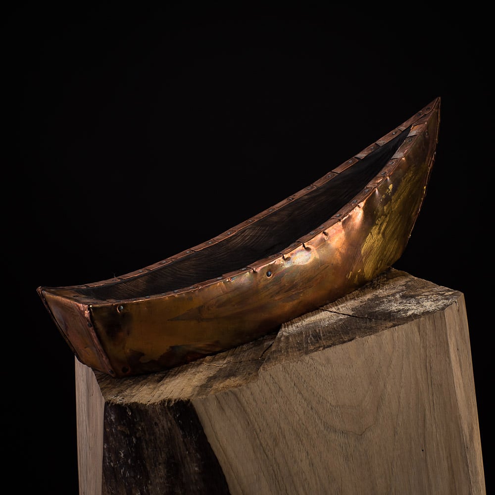 Urne mit einem stilisierten Boot aus Kupfer und Holz